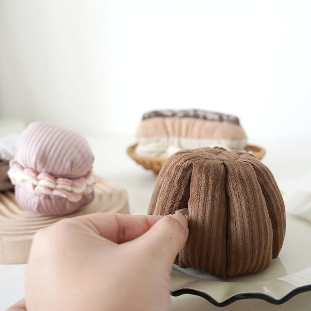 Lambwolf Collective Schnüffelspielzeug CANELÉ Kuchen Interaktiv