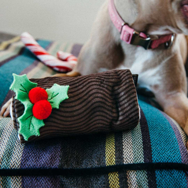 P.L.A.Y. Hundespielzeug | Yummy Yuletide Log Stoffspielzeug