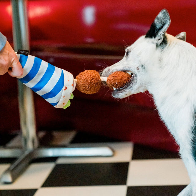 P.L.A.Y. Hundespielzeug Fur-lafel Wrap Stoffspielzeug