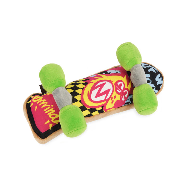 P.L.A.Y. Hundespielzeug | Kickflippin' K9 Stoffspielzeug