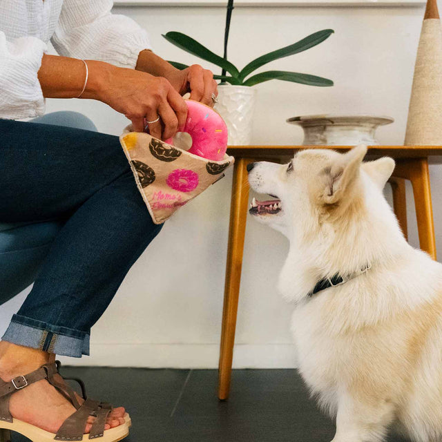 P.L.A.Y. Hundespielzeug Doughboy Donut Stoffspielzeug