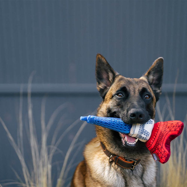 P.L.A.Y. Hundespielzeug | La Tour Eiffel Stoffspielzeug