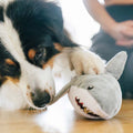 P.L.A.Y. Hundespielzeug Großer Weißer Hai Stoffspielzeug