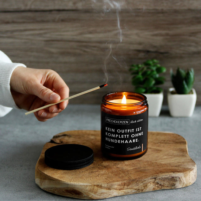 mysoy Duftkerzen Manufaktur Duftkerze „Kein Outfit ist komplett ...“, Sandelholz Duftkerze