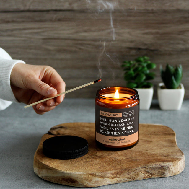 mysoy Duftkerzen Manufaktur Duftkerzem „Mein Hund darf in meinem Bett schlafen ...“, Apfel-Zimt Duftkerze
